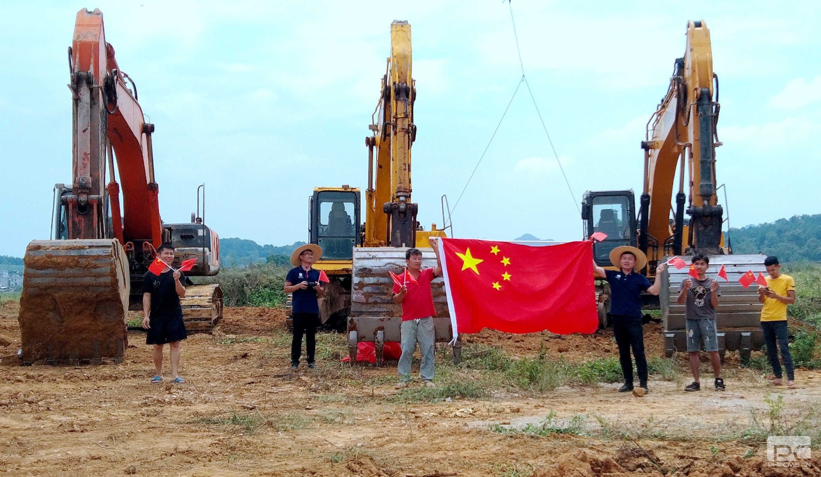 16.温暖的阳光洒在迎风飘扬的五星红旗上，我们心怀梦想，愿伟大祖国繁荣昌盛，向国旗敬礼！（拍摄者：农机服务党支部卢家财）.jpg