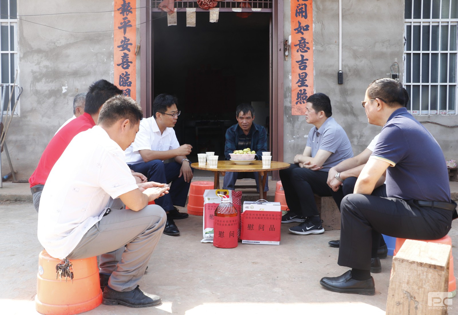 走访慰问脱贫户.JPG