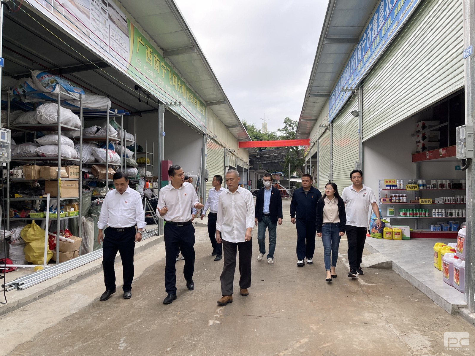 肖凌在农资街了解招商情况.jpg
